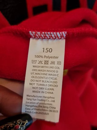 Sudadera Roja con Círculo Negro