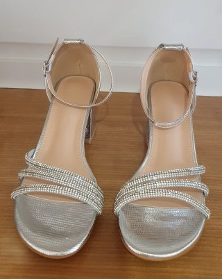 Sandalias plateadas con tacón grueso en talla 36