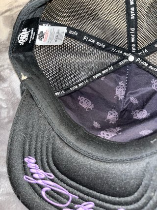 Gorra Syna World Negra y Morada