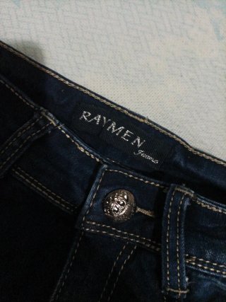 Falda vaquera azul , no es de Bershka es de raymen