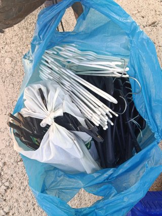Lote de perchas de plástico