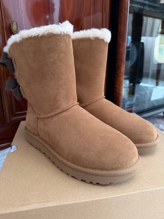 Botas UGG Beige con Lazo Marrón