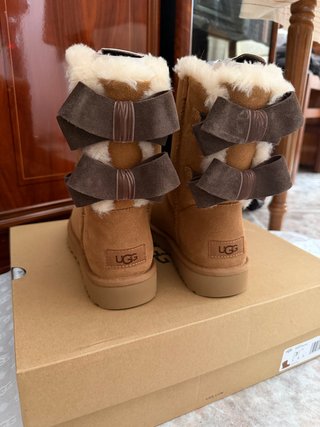 Botas UGG Beige con Lazo Marrón