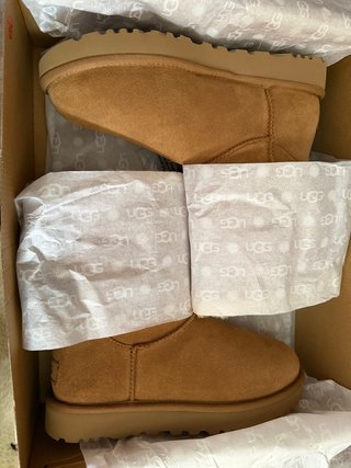 Botas UGG Beige con Lazo Marrón