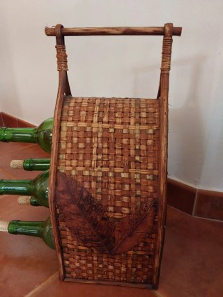 Botellero de mimbre y madera