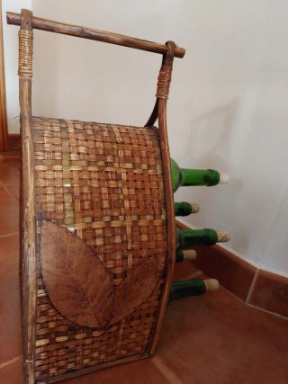 Botellero de mimbre y madera