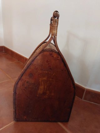 Botellero de mimbre y madera