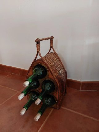Botellero de mimbre y madera