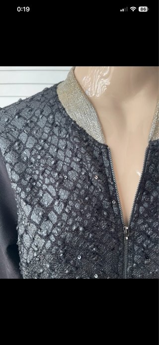 Bomber joya negra efecto piel labrada