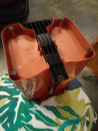 Cubo basura naranja con pedal, no tiene marca
