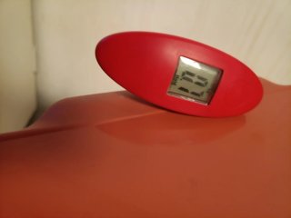 Cubo basura naranja con pedal, no tiene marca