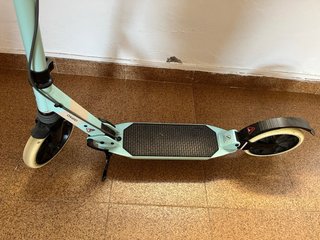 Patinete turquesa