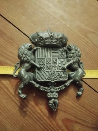 Escudo de armas con corona y leones