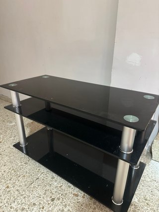 Mesa de centro y mesa auxiliar de cristal negro.