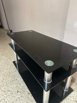 Mesa de centro y mesa auxiliar de cristal negro.