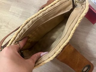 Bolso de paja tejido con asa de cuero