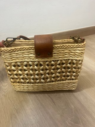 Bolso de paja tejido con asa de cuero