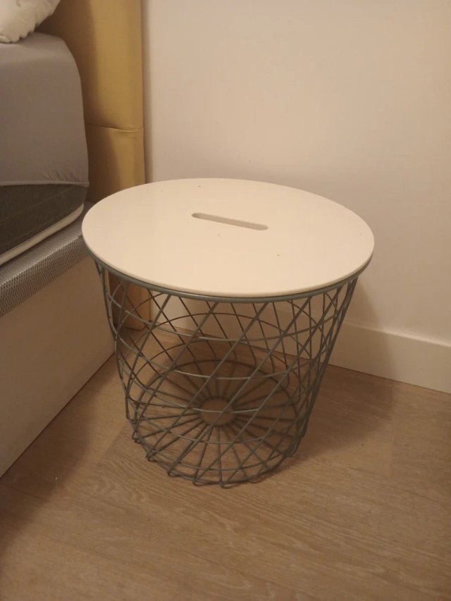 Mesitas de noche metálicas y de madera