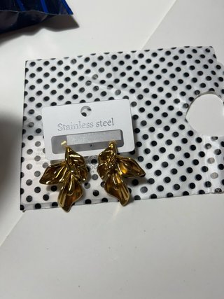 Collar buganvilla y pendientes dorados