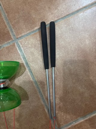 Diábolo verde con palos y cuerdas