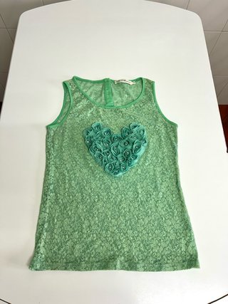 Camiseta verde con corazón floral
