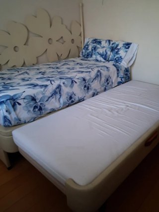 Cama nido con canapé y cabecero de forja.