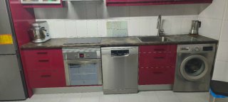Muebles cocina en rojo, con gavetas y vitri