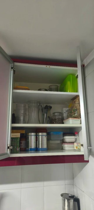 Muebles cocina en rojo, con gavetas y vitri