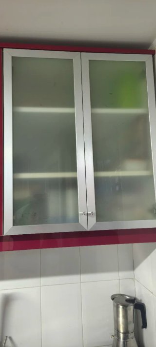 Muebles cocina en rojo, con gavetas y vitri