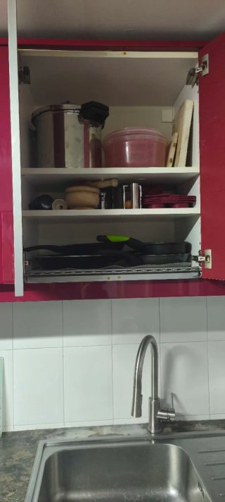 Muebles cocina en rojo, con gavetas y vitri