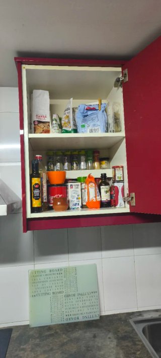 Muebles cocina en rojo, con gavetas y vitri