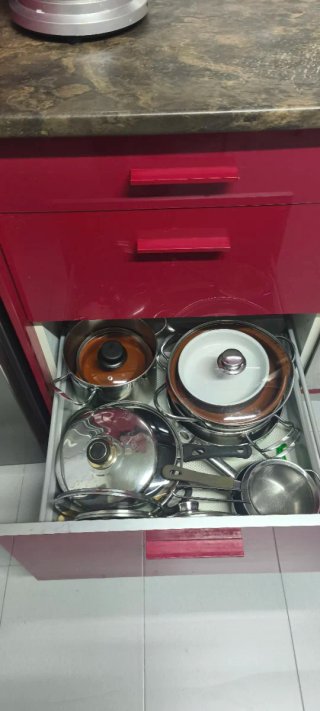 Muebles cocina en rojo, con gavetas y vitri
