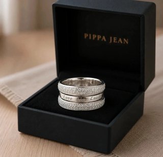 Elegante anillo con un diseño de tres bandas