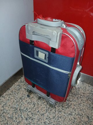 Maleta de viaje azul y roja