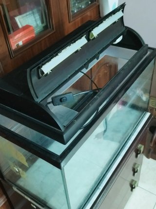 Acuario 54L con mueble marrón