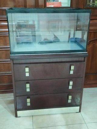 Acuario 54L con mueble marrón