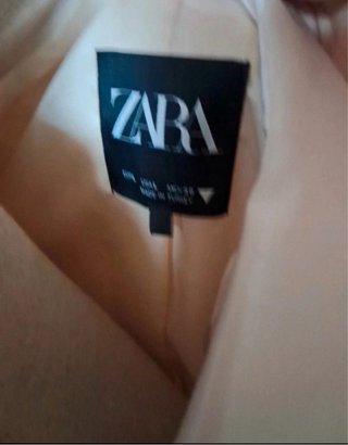 Blazer acetinado Zara bege com mangas franzidas