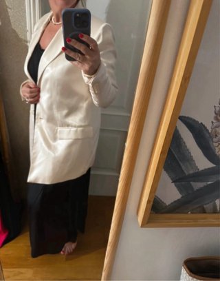 Blazer acetinado Zara bege com mangas franzidas