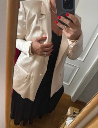 Blazer acetinado Zara bege com mangas franzidas