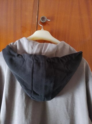 Sudadera gris con cremallera hombre