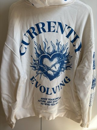 Sudadera blanca con estampado azul
