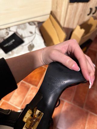 Tacchi neri con dettaglio oro eleganti