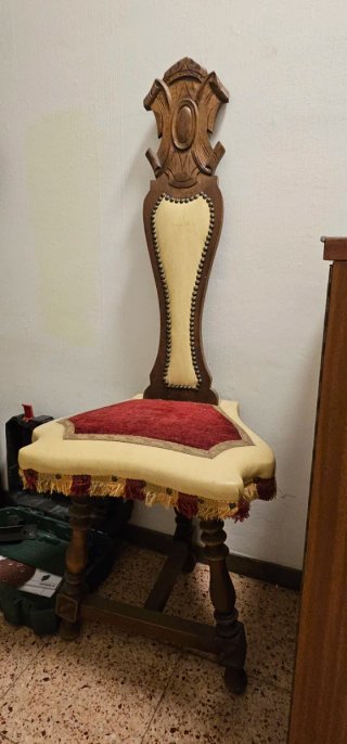 Dos Sillas Antiguas