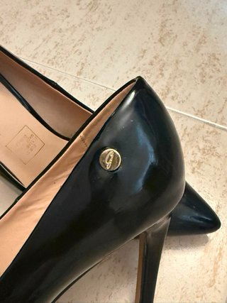 Zapatos de tacón Guess charol negros