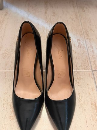 Zapatos de tacón Guess charol negros