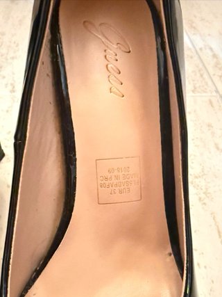 Zapatos de tacón Guess charol negros