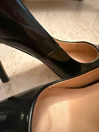 Zapatos de tacón Guess charol negros