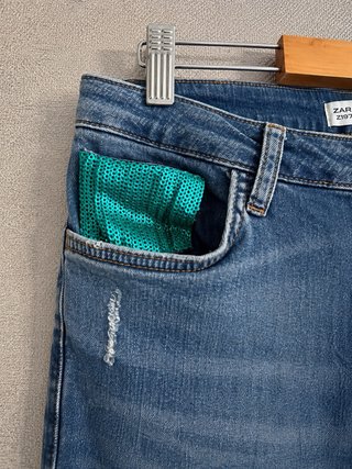 Calças de ganga Zara azuis com pormenor verde