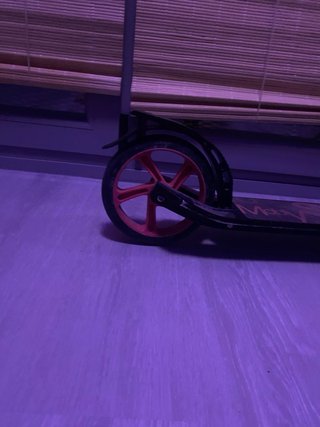 Patinete plegable con ruedas rojas