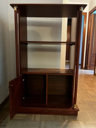 Estantería de madera clásica con armario